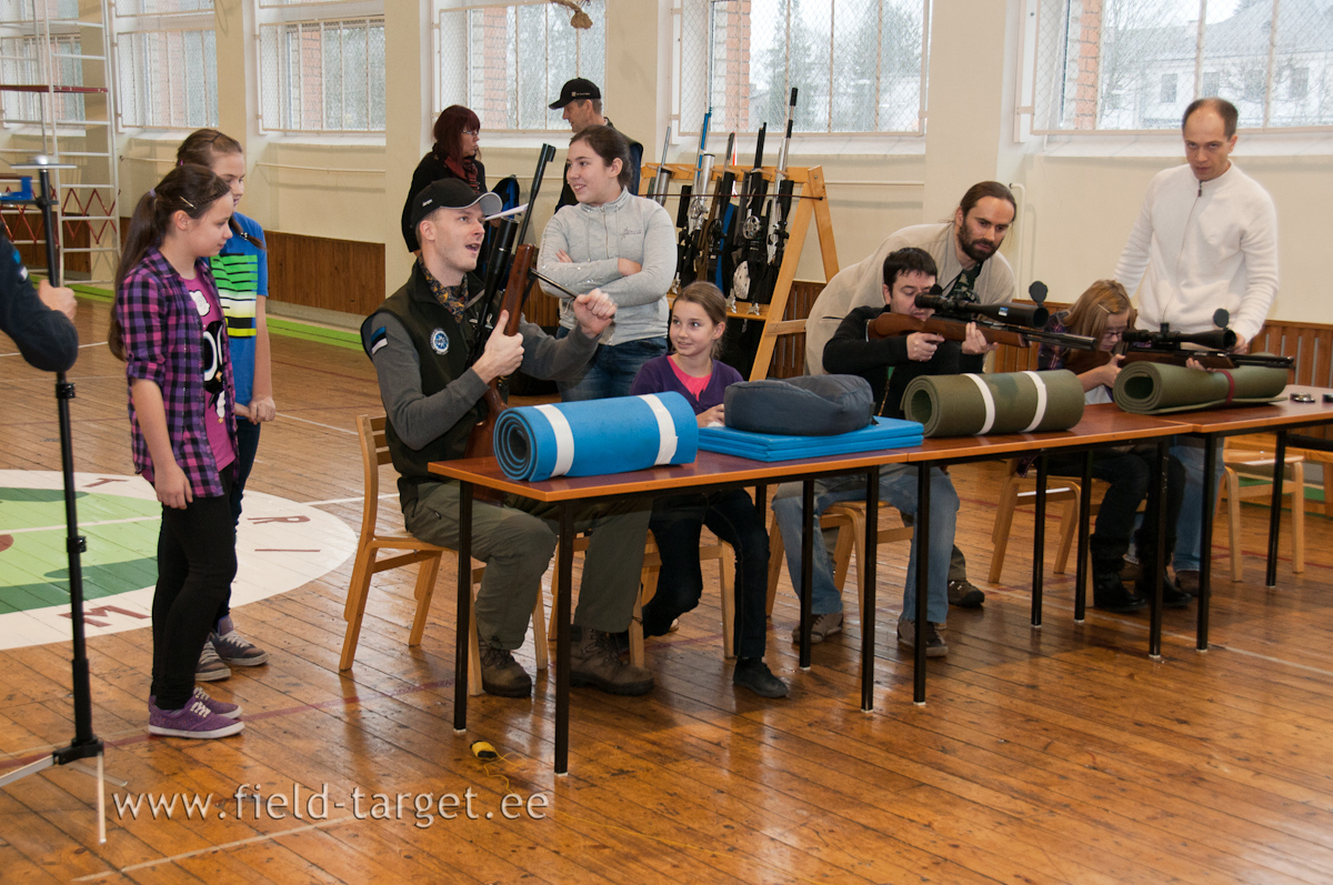 Aron Jalakas, Tallinna klubist, näitamas, kuidas püssi vinnastada